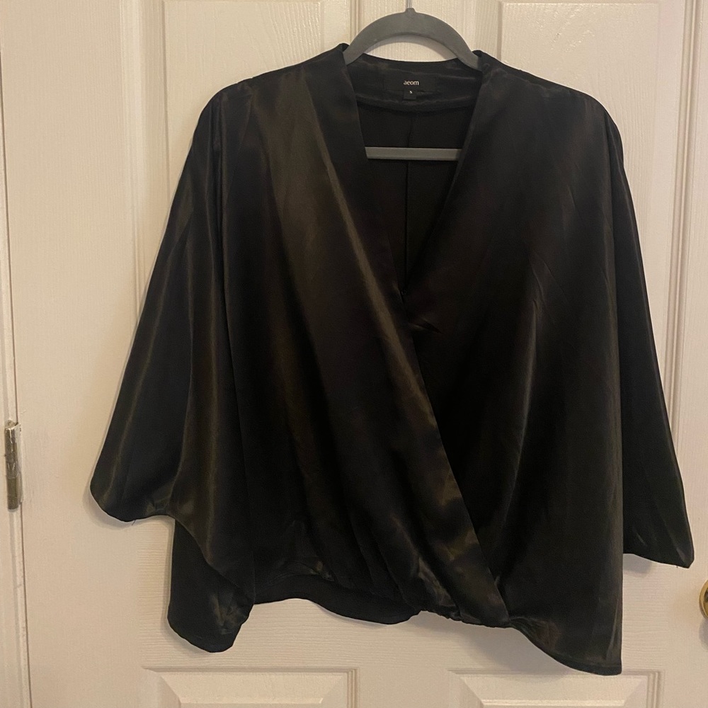 Aeom | Satin black top